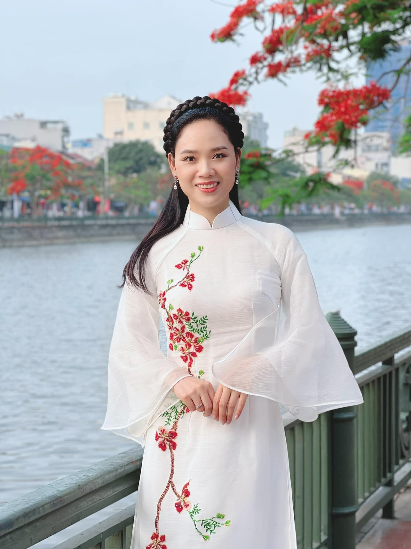 Hoa hậu Mai Phương xinh đẹp, trẻ trung khi mặc áo dài trắng hoạ tiết hoa phượng. Hoa hậu Mai Phương xinh đẹp, trẻ trung khi mặc áo dài trắng hoạ tiết hoa phượng.