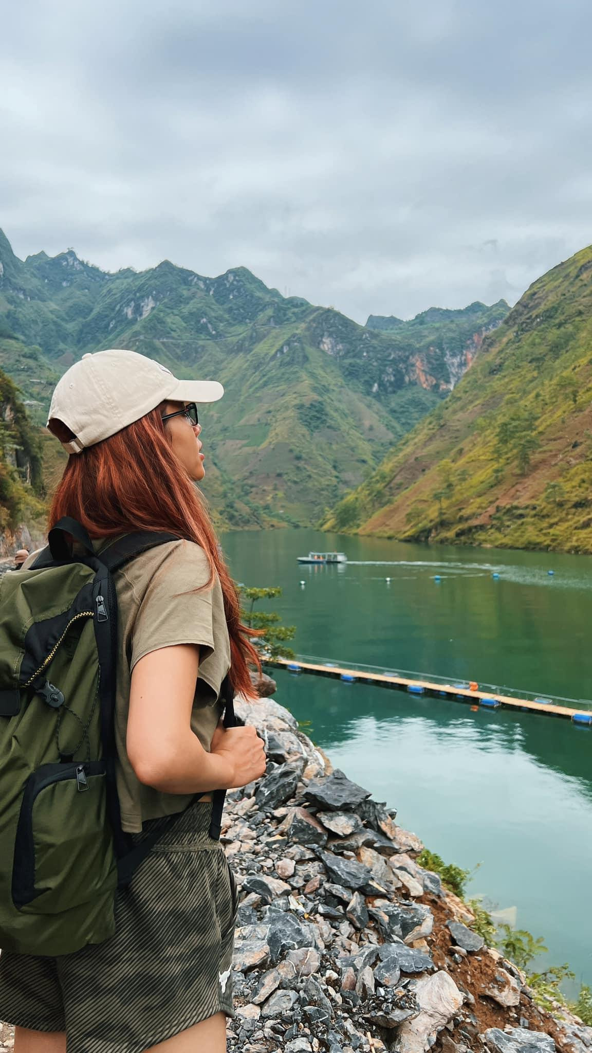 Á hậu Hoàng My trầm trồ trước khung cảnh hùng vĩ của sông Nho Quế ở Hà Giang.