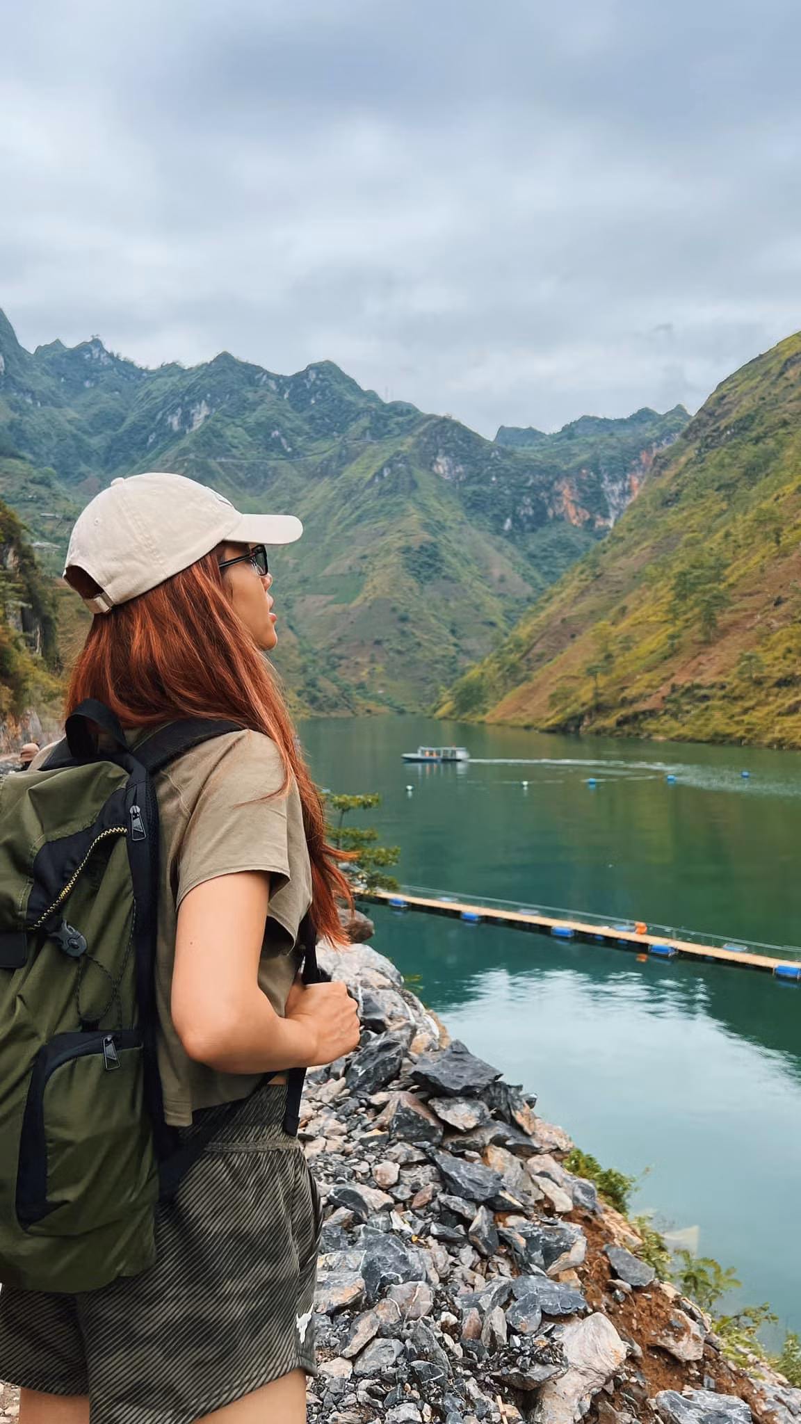 Á hậu Hoàng My trầm trồ trước khung cảnh hùng vĩ của sông Nho Quế ở Hà Giang.