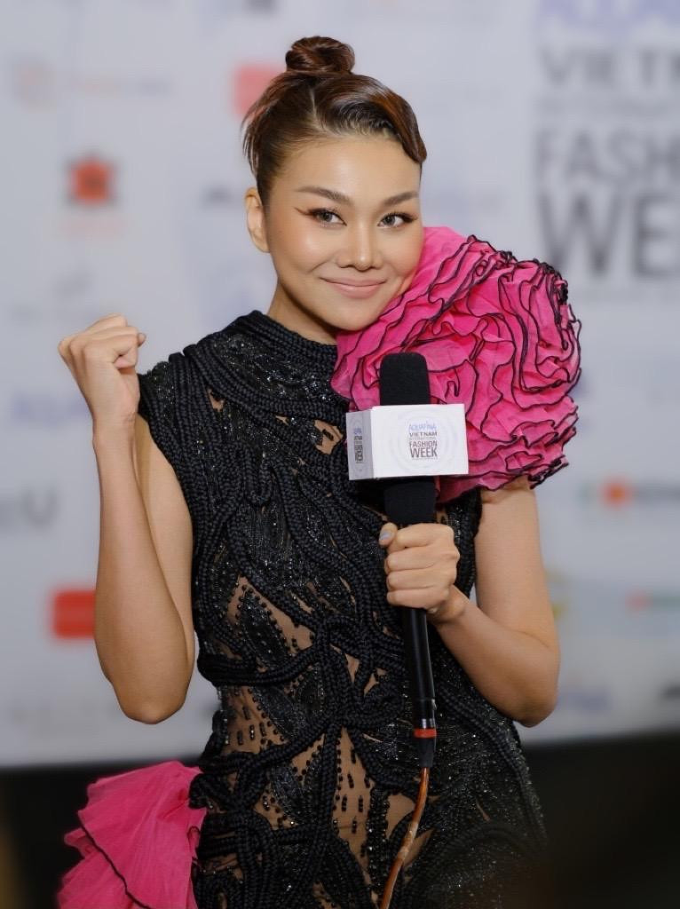 Cận cảnh thiết kế xuyên thấu đẹp mắt của Thanh Hằng.