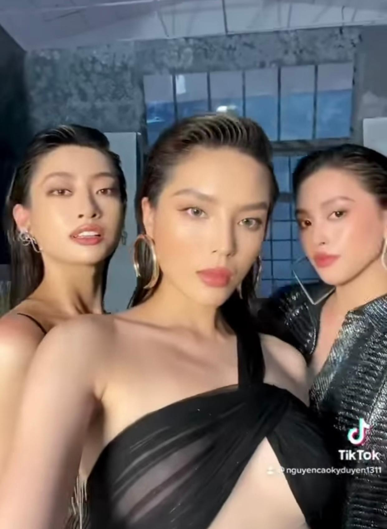 Trên trang cá nhân, Hoa hậu Kỳ Duyên đăng tải đoạn video clip ghi lại khoảnh khắc đọ sắc cùng Hoa hậu Tiểu Vy và Lương Thuỳ Linh. Hoa hậu Việt Nam 2014 diện váy xẻ chân ngực nóng bỏng và táo bạo khi khoe sắc bên hai đàn em.