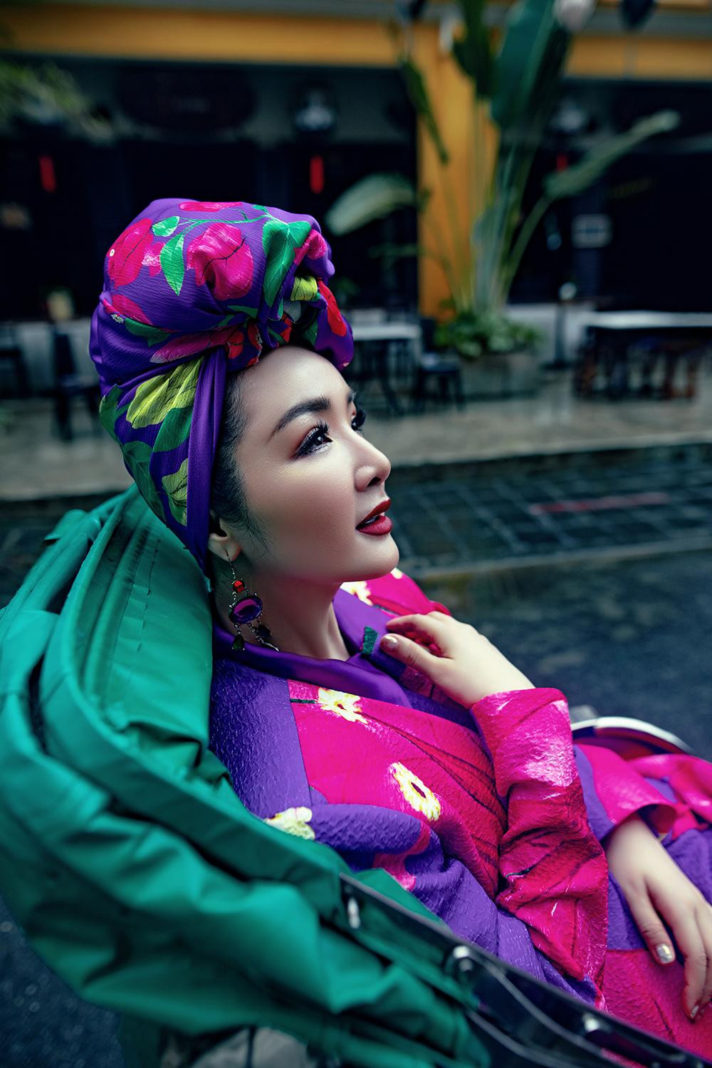 Nếu những ai đã quen với Hội An cùng những ngày nắng vàng rực rỡ thì trong bộ ảnh lần này, Giáng My mang tới một khía cạnh hoàn toàn khác về phố cổ.