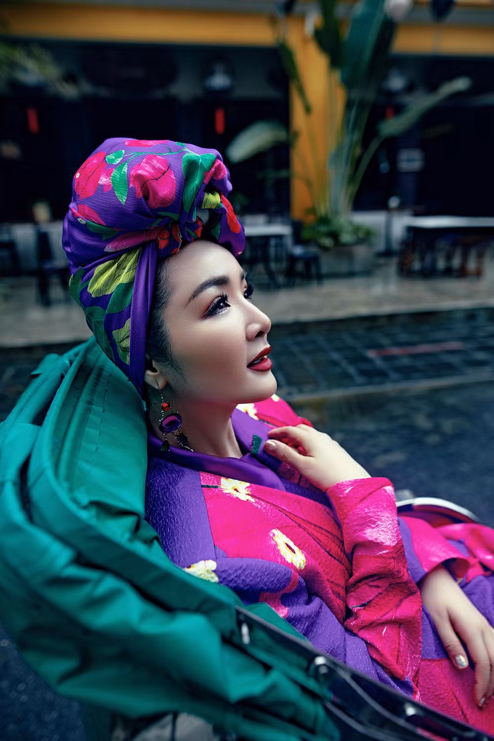 Nếu những ai đã quen với Hội An cùng những ngày nắng vàng rực rỡ thì trong bộ ảnh lần này, Giáng My mang tới một khía cạnh hoàn toàn khác về phố cổ.