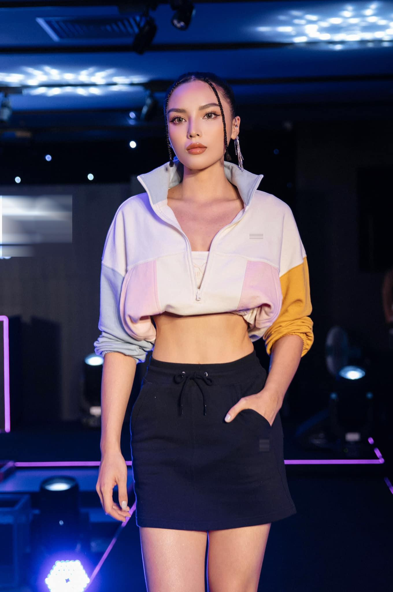Áo crop-top cách điệu giúp cho Kỳ Duyên khoe vòng eo 'con kiến' sexy. Áo crop-top cách điệu giúp cho Kỳ Duyên khoe vòng eo 'con kiến' sexy.
