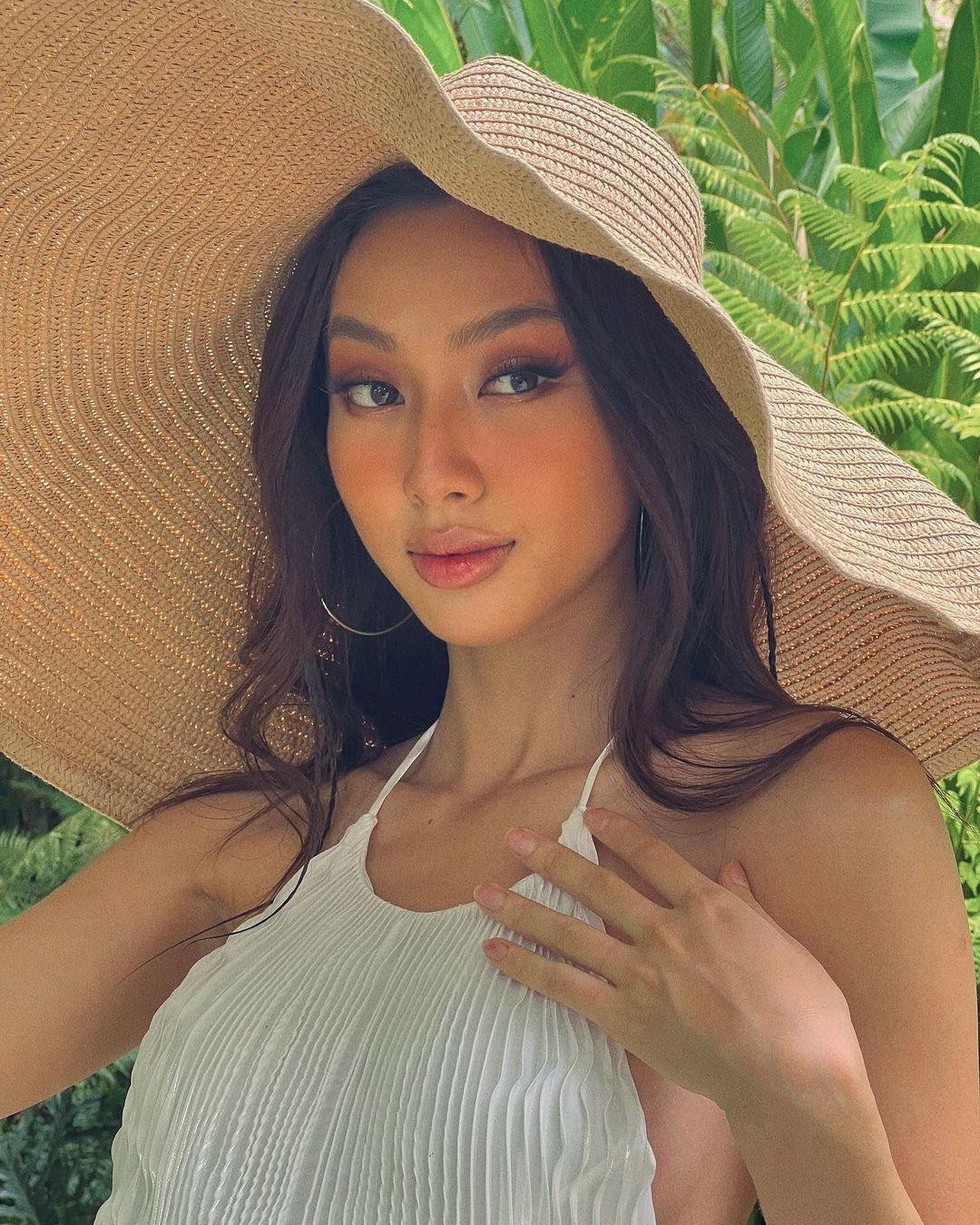 Hoa hậu Thuỳ Tiên diện váy yếm xếp ly màu trắng khoe nhan sắc ngọt ngào và quyến rũ.