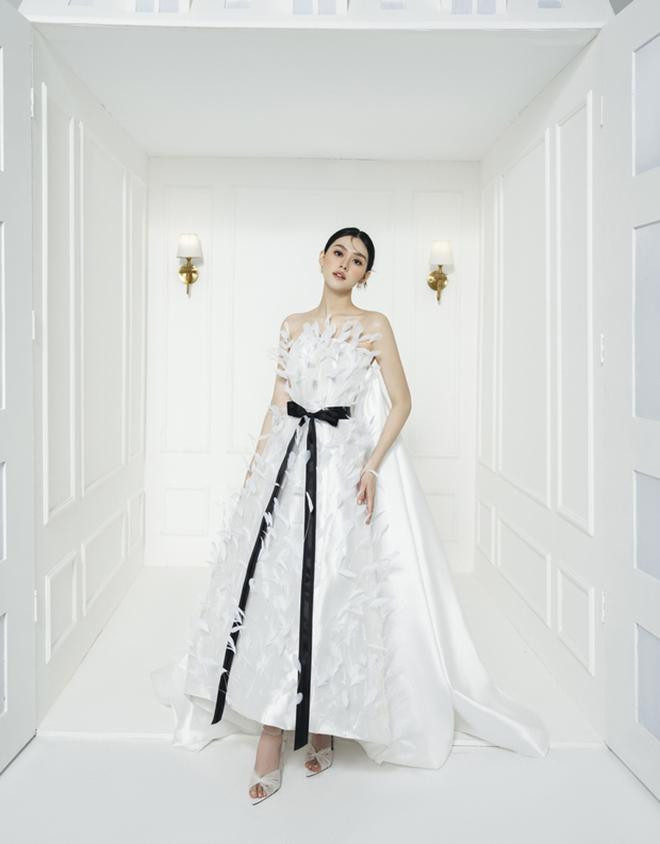 Mới đây, Á hậu Tường San xuất hiện cực kỳ xinh đẹp và lộng lẫy trong một bộ ảnh thời trang với thiết kế trắng muốt được đính lông vũ cầu kỳ, tỉ mỉ. Mới đây, Á hậu Tường San xuất hiện cực kỳ xinh đẹp và lộng lẫy trong một bộ ảnh thời trang với thiết kế trắng muốt được đính lông vũ cầu kỳ, tỉ mỉ.