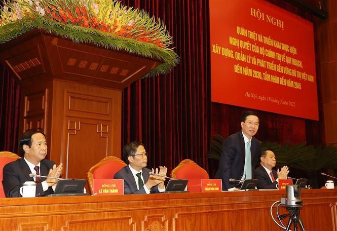 Thường trực Ban Bí thư Võ Văn Thưởng và các đồng chí: Trần Tuấn Anh, Ủy viên Bộ Chính trị, Trưởng Ban Kinh tế TƯ; Nguyễn Trọng Nghĩa, Bí thư TƯ Đảng, Trưởng Ban Tuyên giáo TƯ; Lê Văn Thành, Ủy viên TƯ Đảng, Phó Thủ tướng Chính phủ chủ trì Hội nghị. Ảnh: Trí Dũng/TTXVN