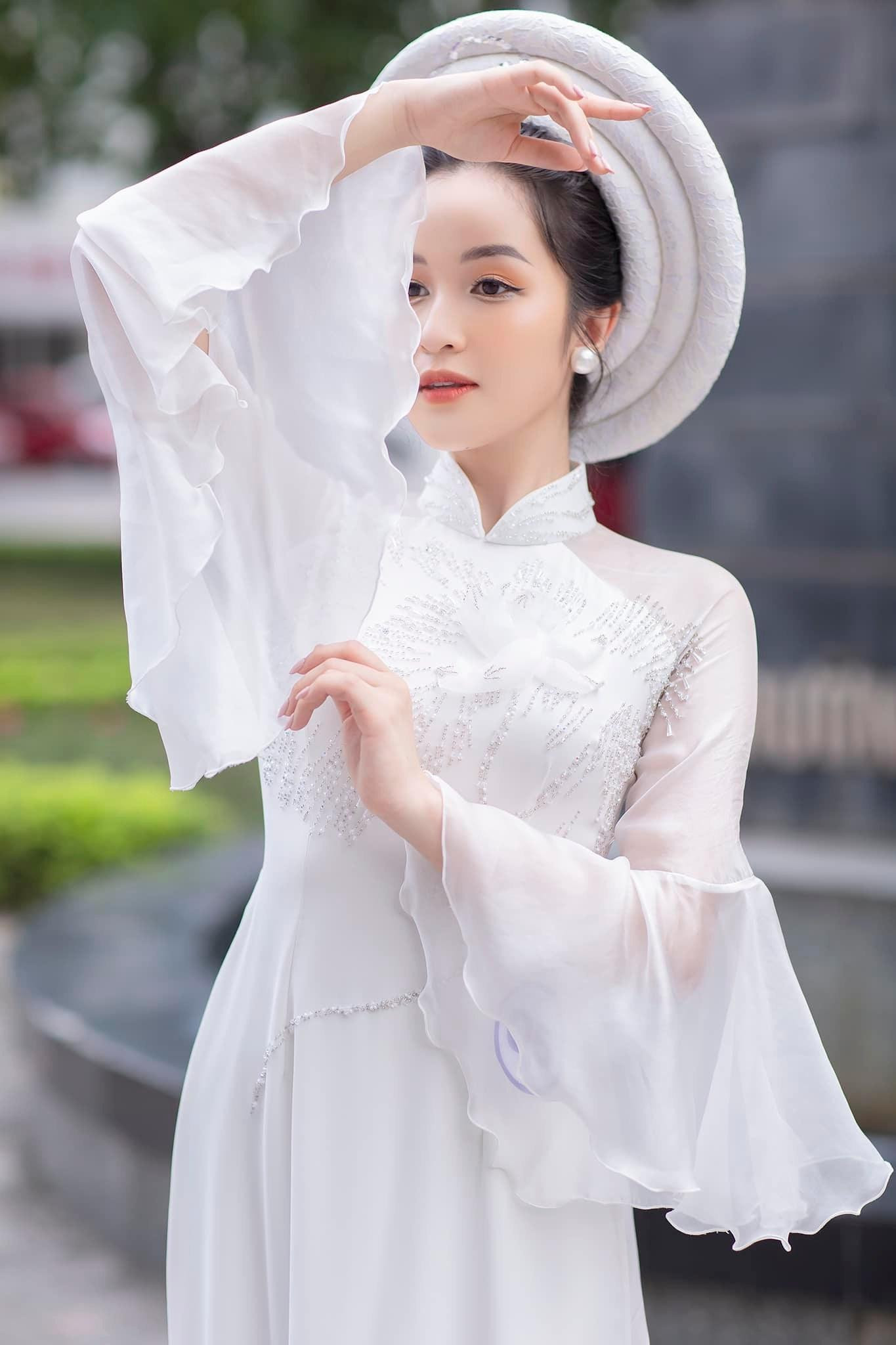 Cô gây chú ý khi vào vai cô nàng 'tiểu tam' Thùy Dương trong bộ phim truyền hình đình đám 'Hương vị tình thân' từng làm mưa, làm gió hồi năm ngoái.