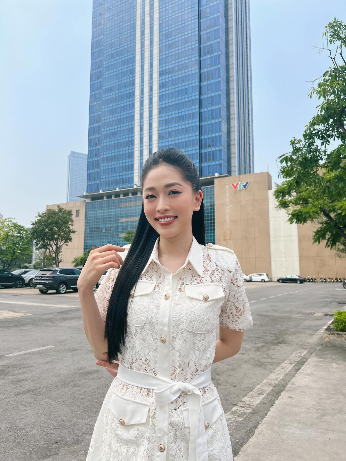 Á hậu Phương Nga ngọt ngào, thanh lịch với váy ren trắng.