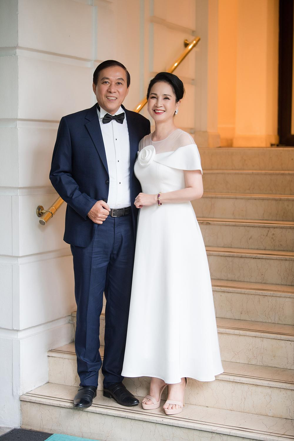 Vợ chồng NSND Lan Hương và NSƯT Đỗ Kỷ sánh vai tình tứ tới tham dự sự kiện.