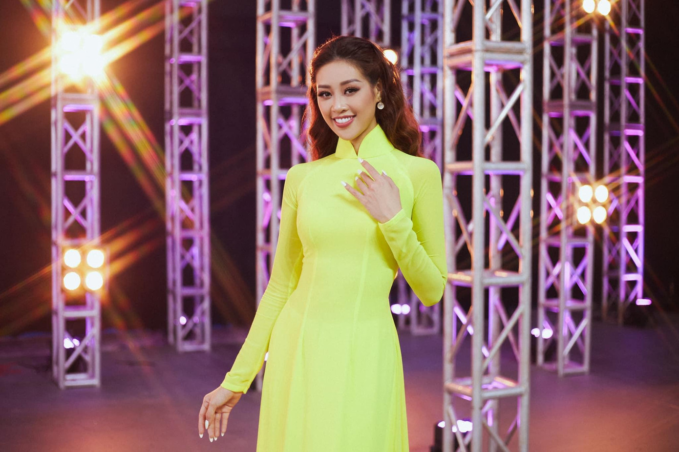 Hoa hậu Khánh Vân dịu dàng, nền nã với áo dài vàng. Hoa hậu Khánh Vân dịu dàng, nền nã với áo dài vàng.