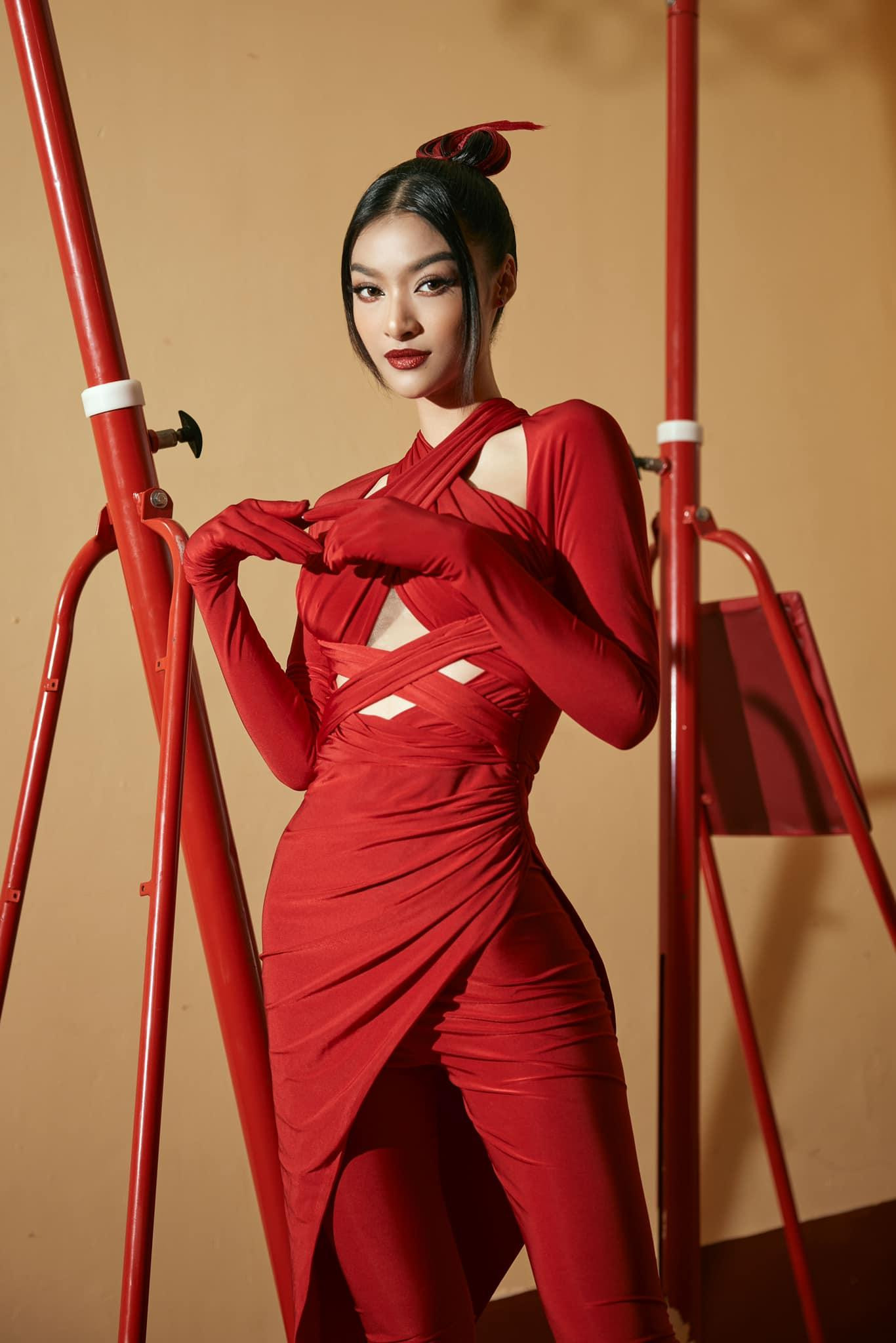 Á hậu Kiều Loan khoe dáng cá tính và nóng bỏng với bộ jumpsuit có thiết kế cut-out táo bạo.