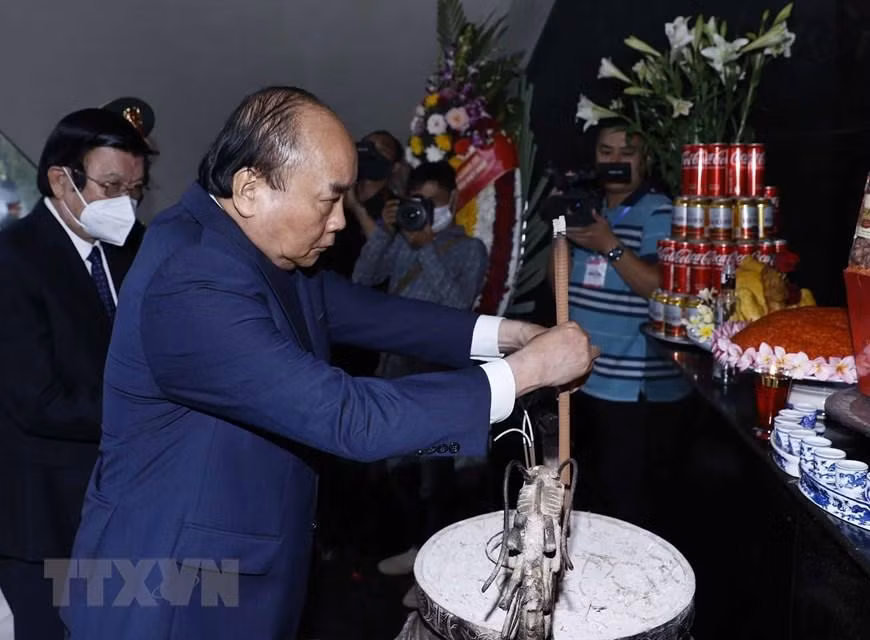 Chủ tịch nước Nguyễn Xuân Phúc dâng hương, hoa tưởng nhớ các Anh hùng liệt sỹ. (Ảnh: Thống Nhất/TTXVN) Chủ tịch nước Nguyễn Xuân Phúc dâng hương, hoa tưởng nhớ các Anh hùng liệt sỹ. (Ảnh: Thống Nhất/TTXVN)