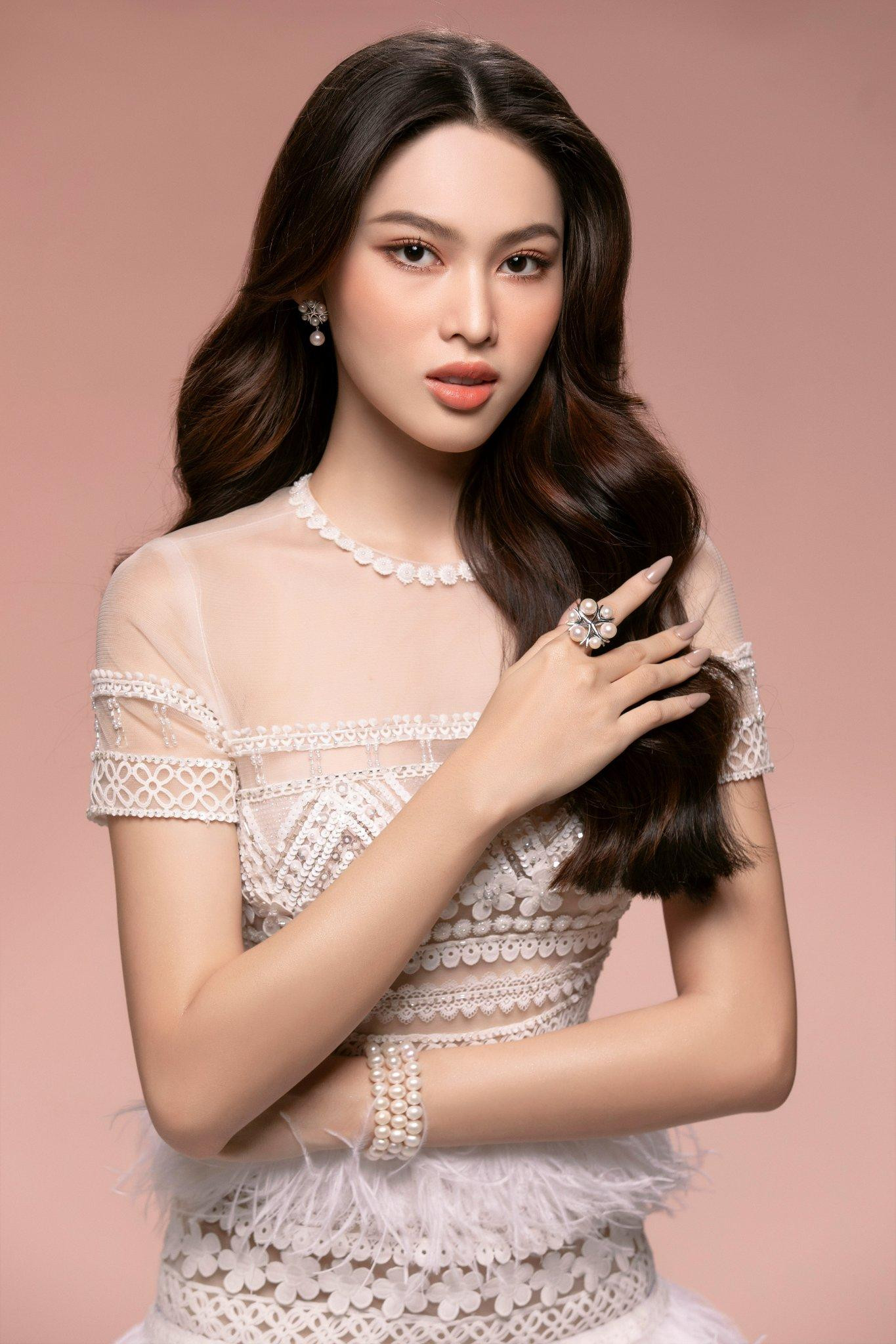 Á hậu Ngọc Thảo dịu dàng, xinh đẹp trong bộ váy ren xuyên thấu đính lông vũ.