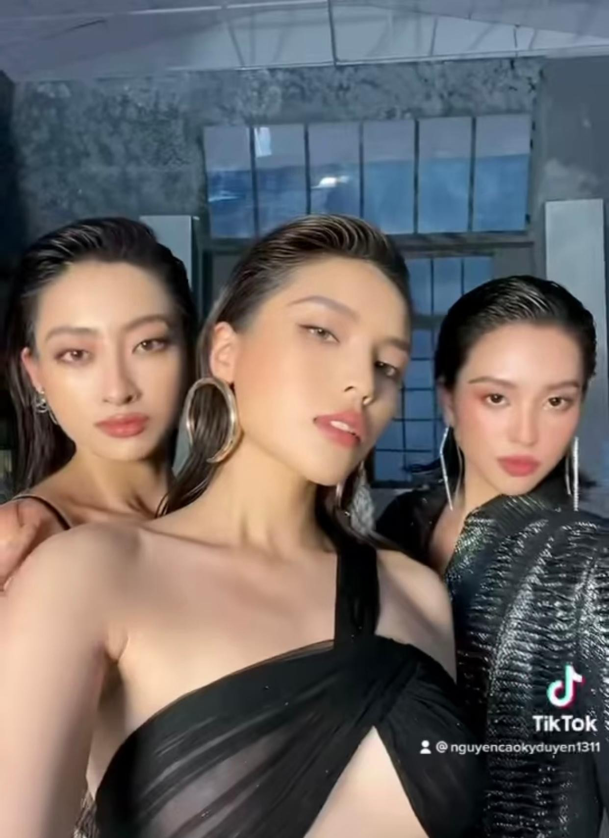 Đây cũng là lần đầu tiên ba nàng hậu đình đám trong showbiz cùng đọ dáng trong một khung hình.