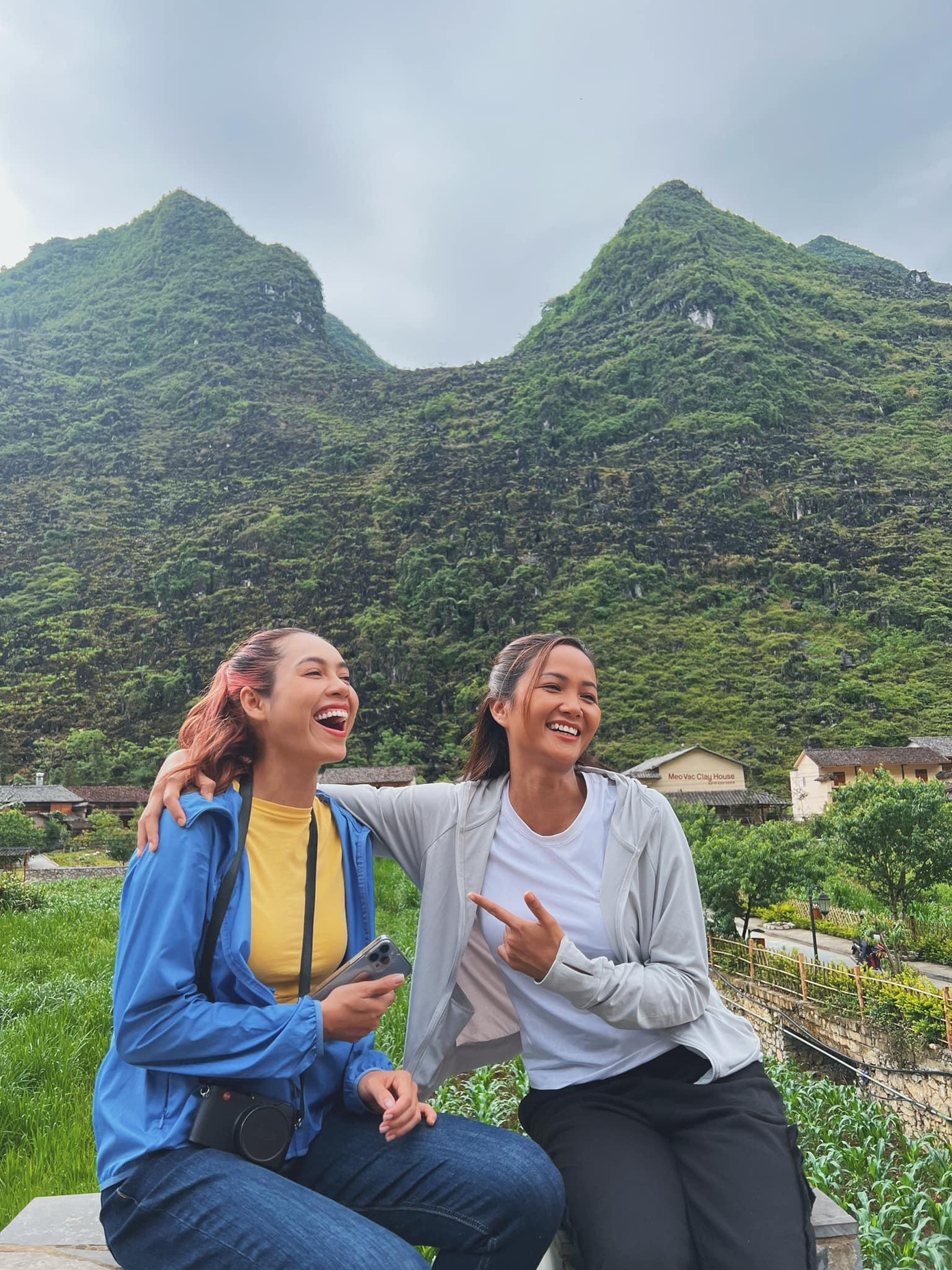 Á hậu Hoàng My và H'Hen Niê háo hức khi tận hưởng không khí thoáng đãng ở Hà Giang. Á hậu Hoàng My và H'Hen Niê háo hức khi tận hưởng không khí thoáng đãng ở Hà Giang.