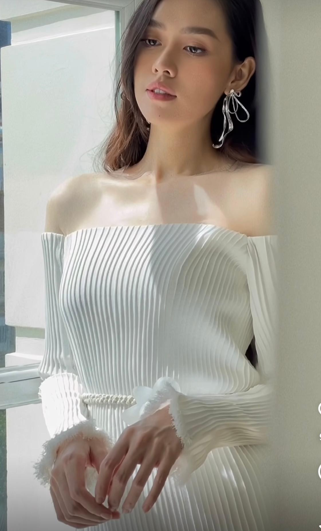 Tường San sở hữu vẻ đẹp mong manh, thanh khiết tựa 'nàng thơ'.