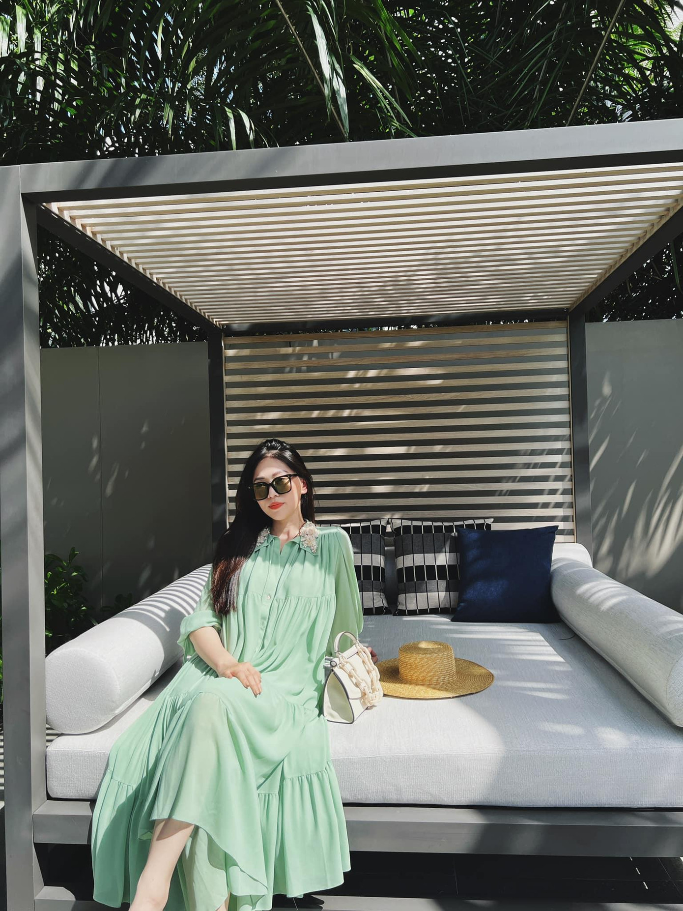 Á hậu Phương Nga ngọt ngào với bộ váy maxi màu xanh bạc hà.