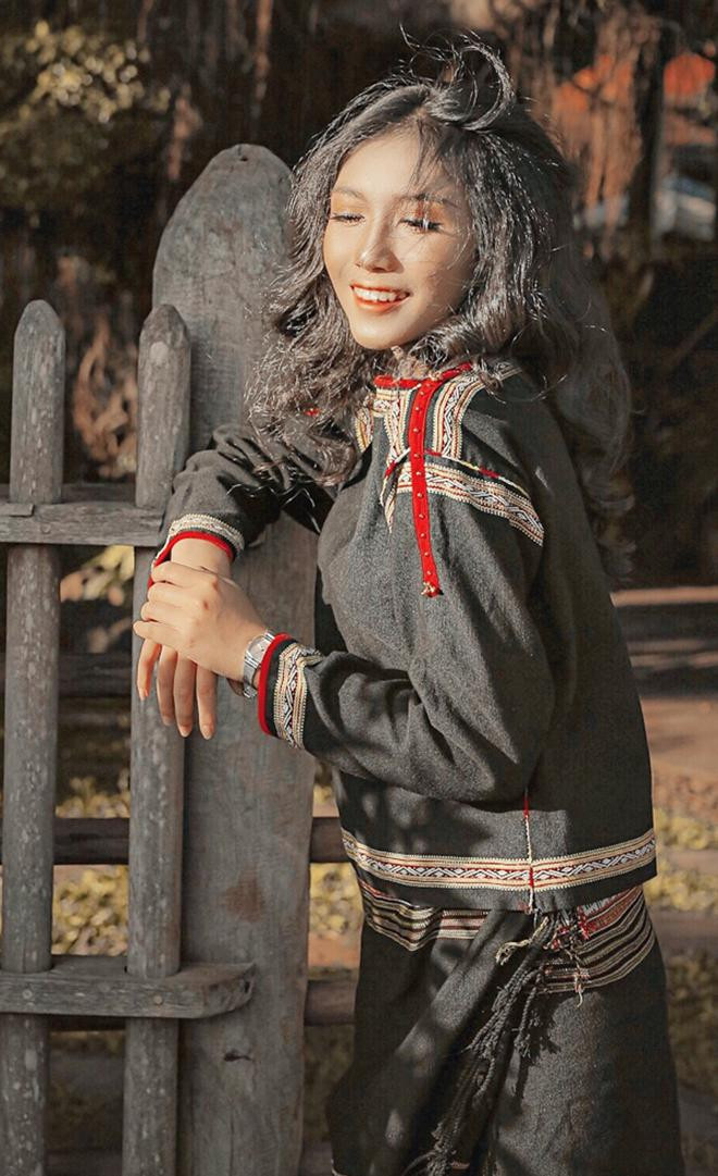 Một người đẹp dân tộc Ê Đê khác cũng gây chú ý tại cuộc thi sắc đẹp năm nay đó là H Nghi Kbôur.