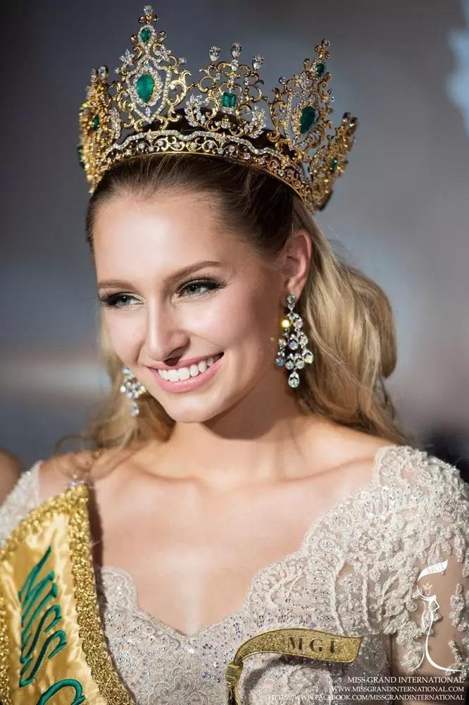 Claire Elizabeth Parker sinh năm 1991 ở Australia, từng đoạt Á hậu 1 Hoa hậu Hòa bình quốc tế 2015. Sau đó, cô được đẩy lên vị trí hoa hậu vì người đẹp Anea Garcia bị tước vương miện do không hoàn thành nghĩa vụ của người đăng quang. Tuy nhiên vào năm 2019, Claire Elizabeth Parker gây sốc khi quyết định đăng ký dự thi Miss Universe Australia 2019 để tìm kiếm tấm vé đến với đấu trường Miss Universe.