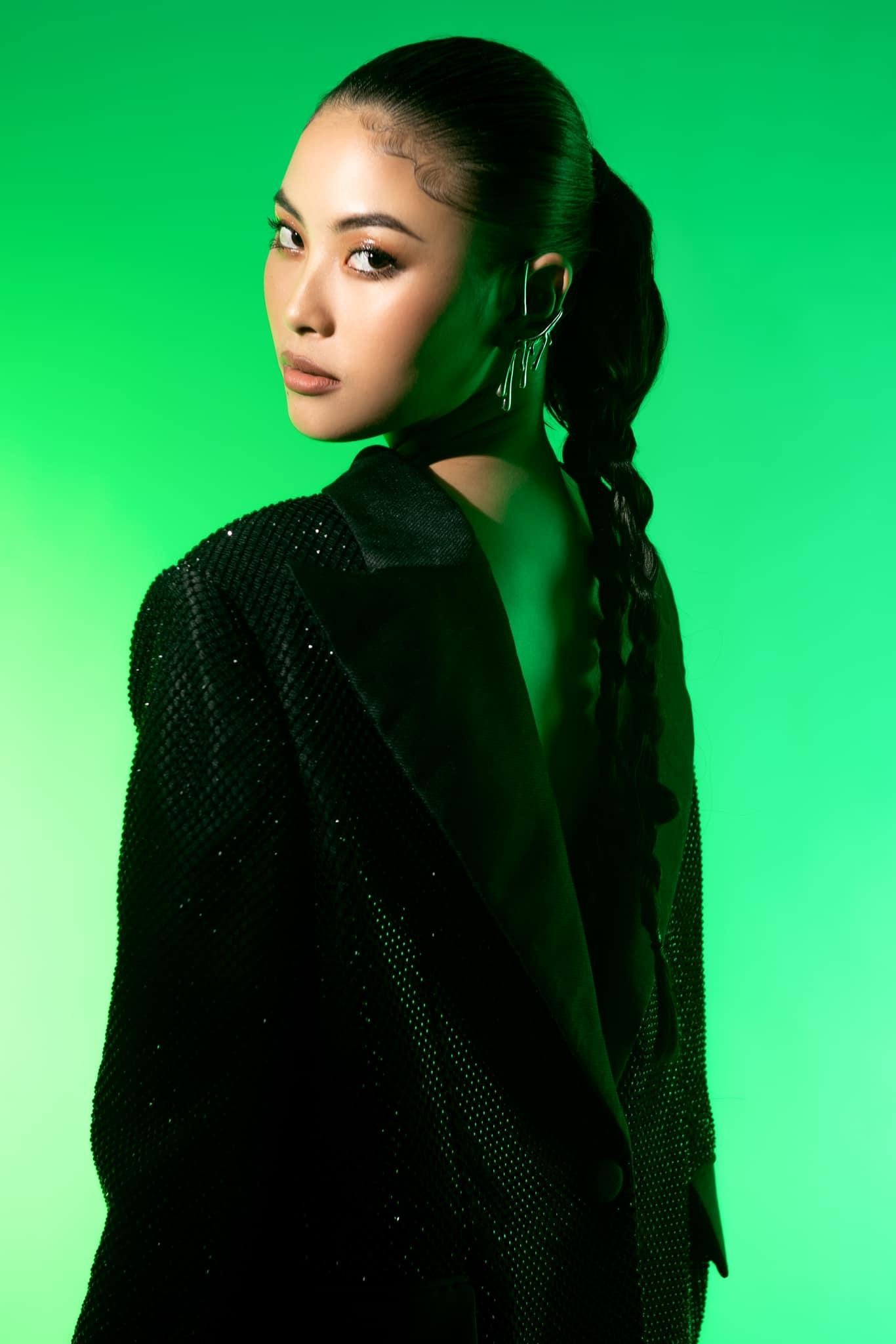 Đào Thị Hà còn có màn 'biến tấu' mặc ngược lại áo vest để khoe lưng trần nuột nà. Đào Thị Hà còn có màn 'biến tấu' mặc ngược lại áo vest để khoe lưng trần nuột nà.