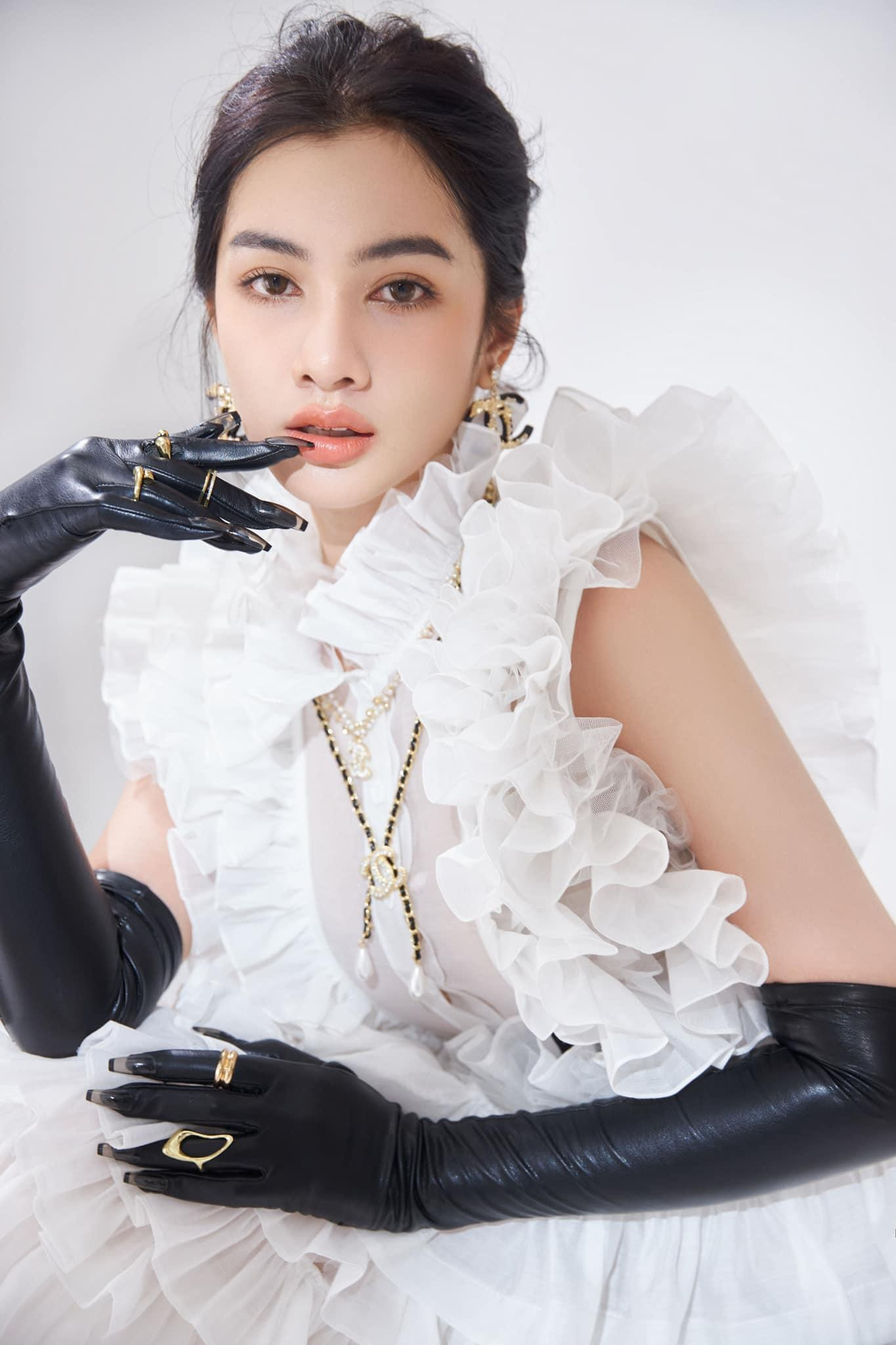 Người đẹp Cẩm Đan yêu kiều với bộ váy xếp ly màu trắng. Người đẹp Cẩm Đan yêu kiều với bộ váy xếp ly màu trắng.