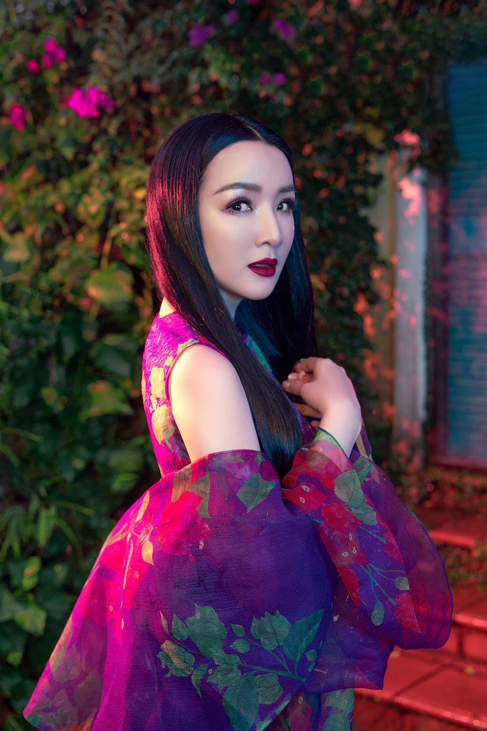 Hoa hậu Đền Hùng 1992 diện loạt trang phục hoạ tiết hoa giấy rực rỡ màu sắc.