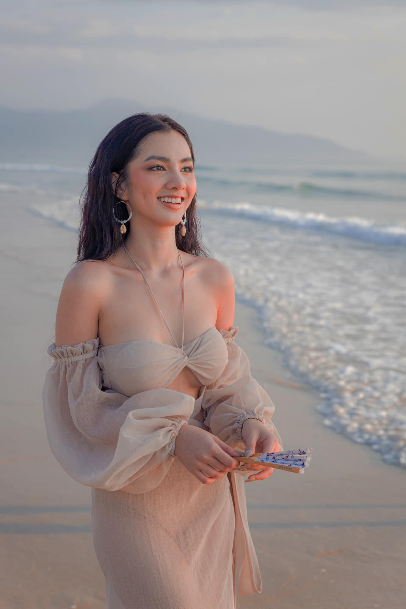 Người đẹp Cẩm Đan diện váy xuyên thấu khoe dáng nóng bỏng trên biển.