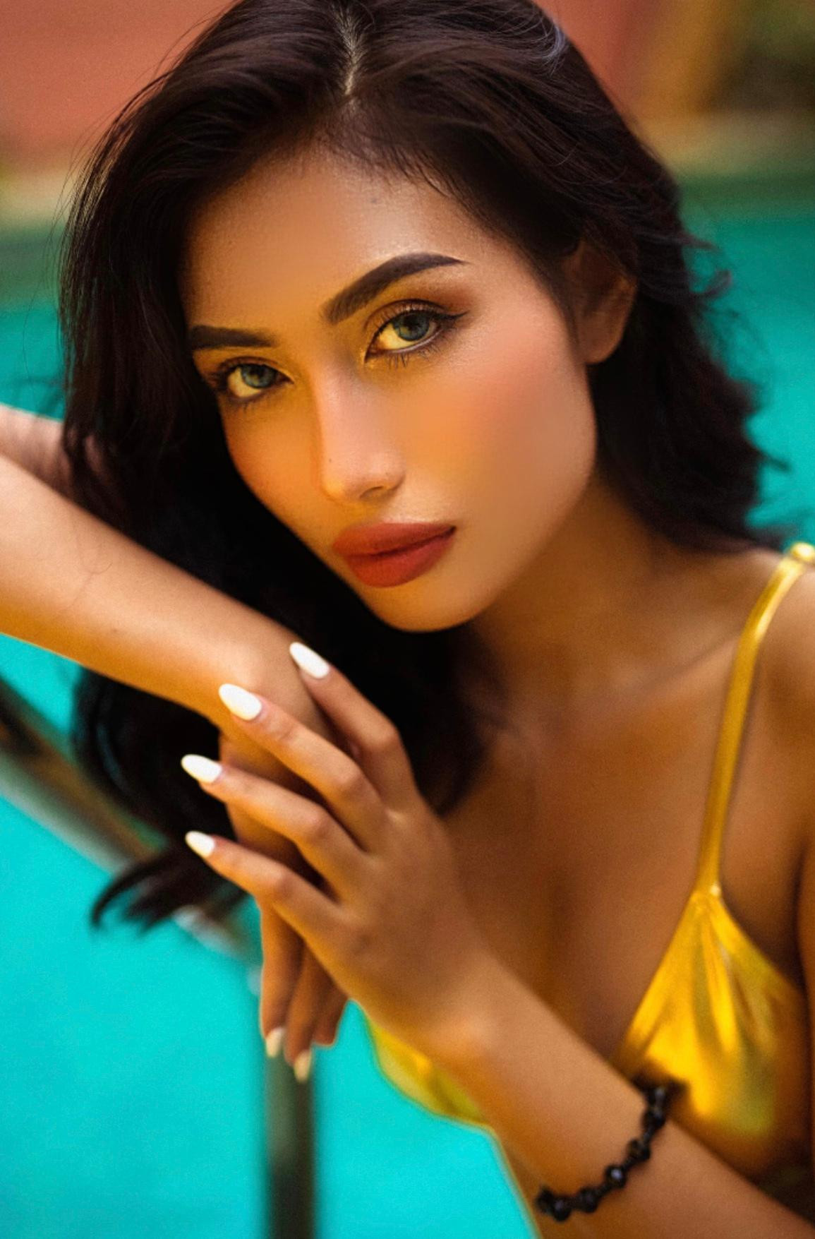 H Nghi Kbôur chia sẻ từ năm 18 tuổi cô đã rời buôn làng để lập nghiệp với niềm đam mê làm người mẫu và ca hát.