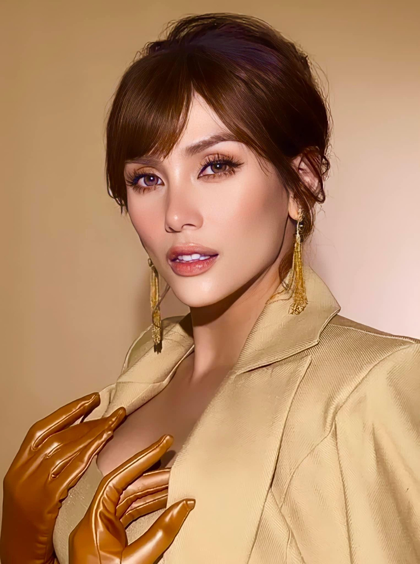 Á hậu Võ Hoàng Yến hóa quý cô thanh lịch trong bộ suit màu vàng.