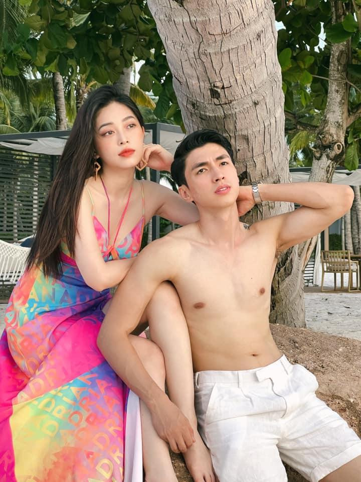 Trên trang cá nhân, Á hậu Phương Nga đăng tải ảnh tình tứ bên bạn trai - diễn viên Bình An trong chuyến du lịch biển. Nàng Á hậu xinh đẹp diện váy cúp ngực rực rỡ sắc màu trong khi đó bạn trai cô khoe thân hình vạm vỡ.