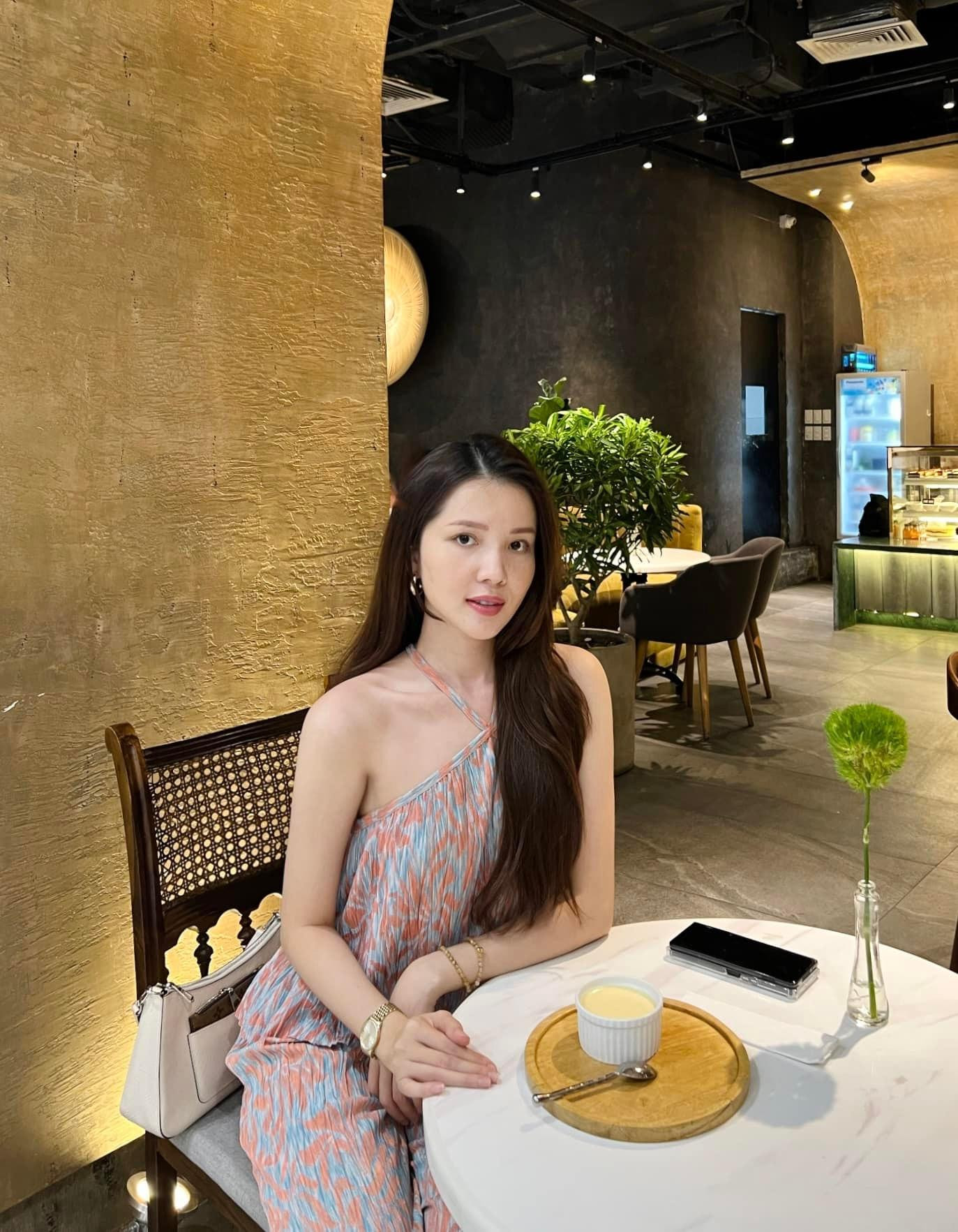 Hoa khôi Cần Thơ Thuý Vi diện áo yếm khoe vai trần sexy.