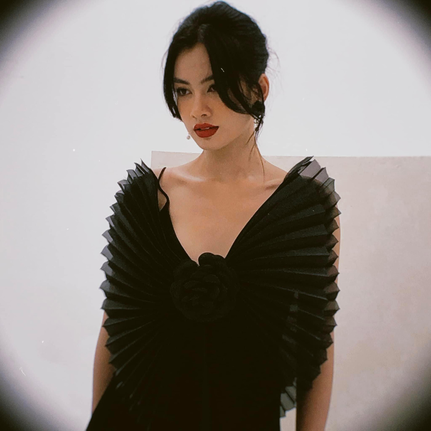 Người đẹp Cẩm Đan khoe dáng trong bộ váy có thiết kế độc đáo.