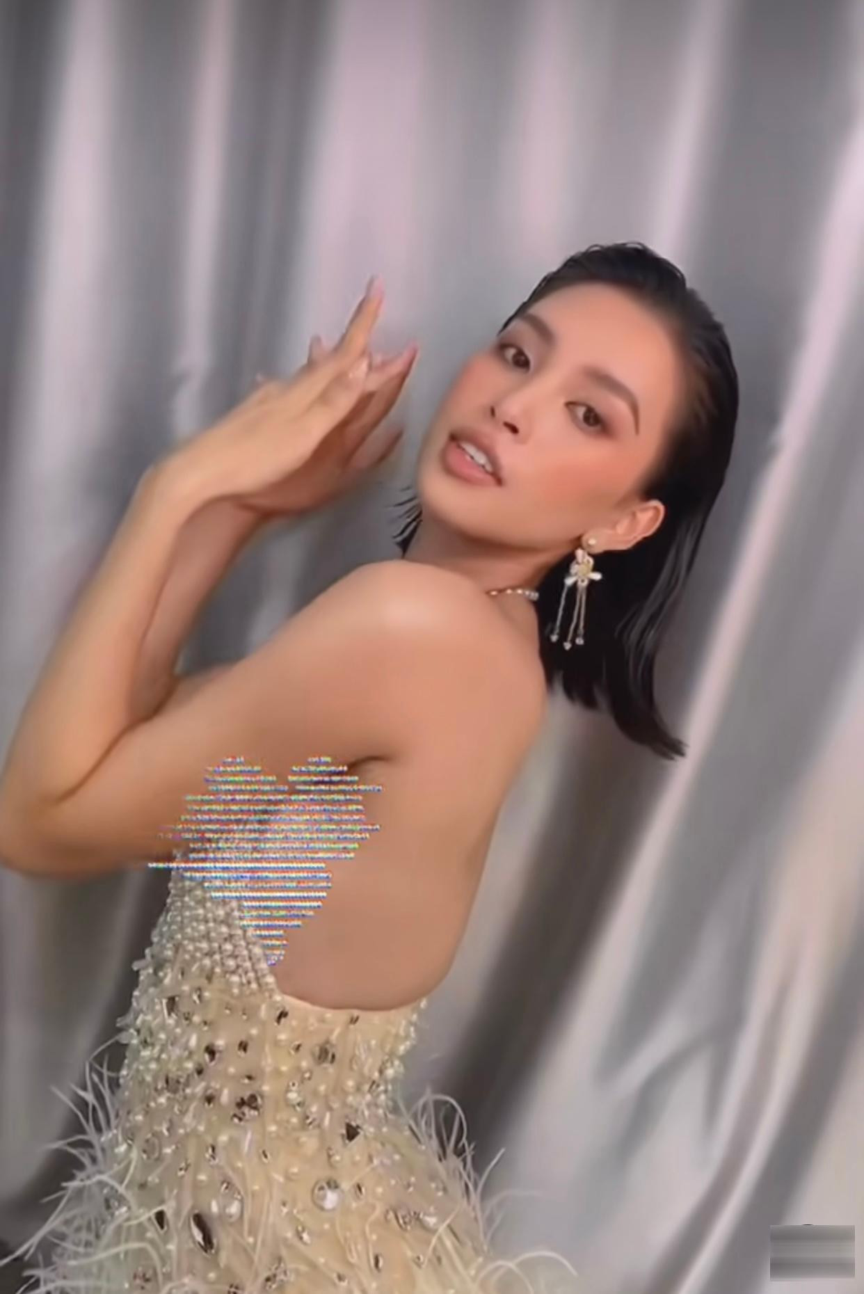 Thiết kế giúp người đẹp khoe trọn bờ vai trần nuột nà và tấm lưng ong quyến rũ. Thiết kế giúp người đẹp khoe trọn bờ vai trần nuột nà và tấm lưng ong quyến rũ.