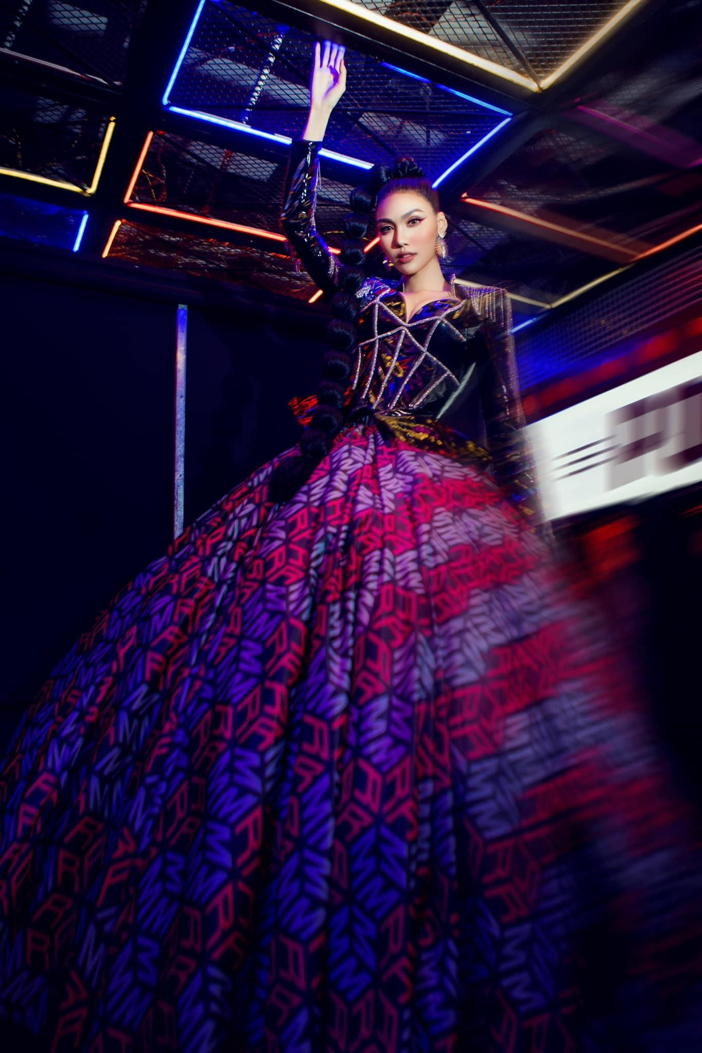 Thiết kế độc lạ biến Lan Khuê thành một 'nữ thần' đầy bí ẩn và quyến rũ.