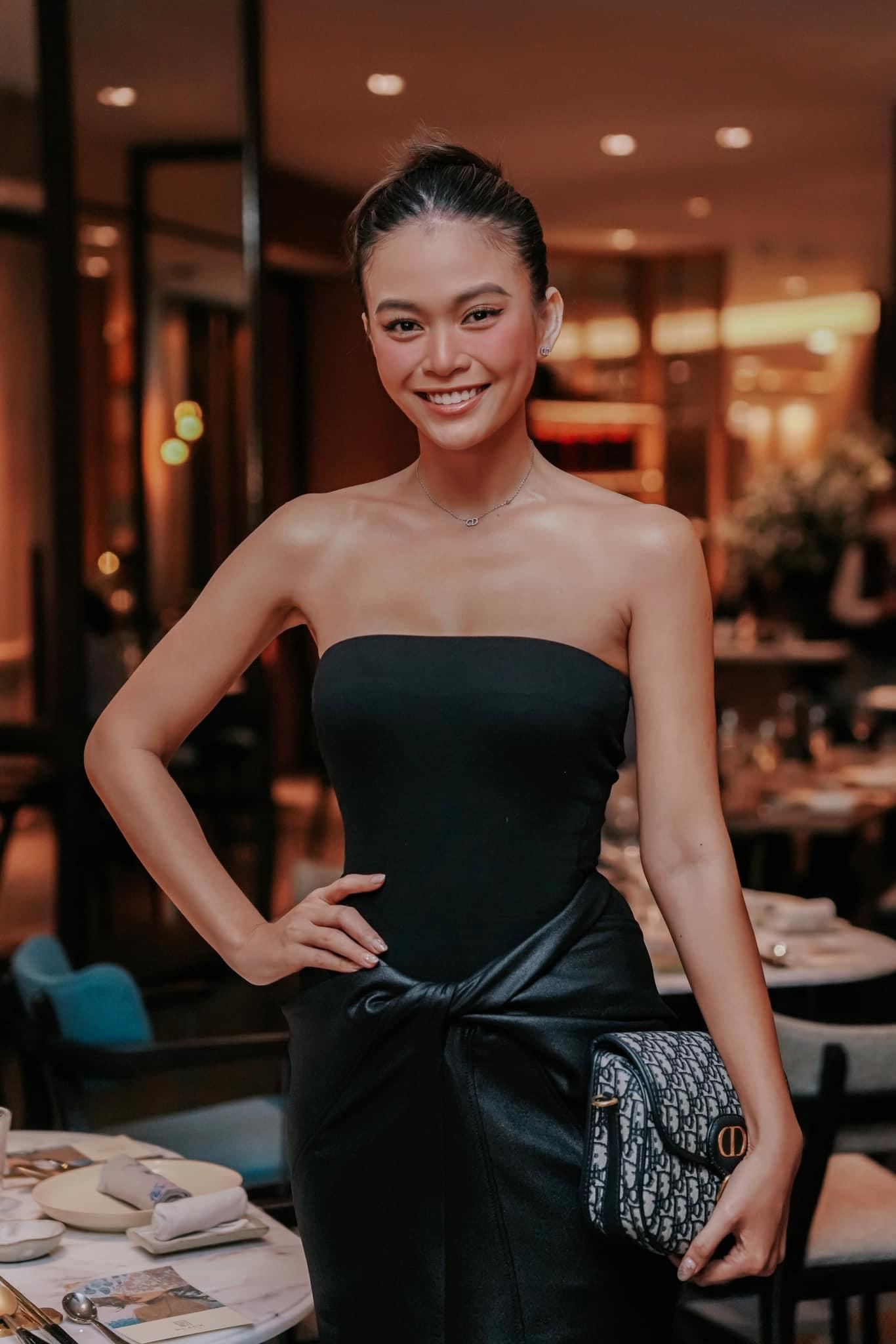 Á hậu Mâu Thuỷ mặc váy cúp ngực khoe vai trần nóng bỏng. Á hậu Mâu Thuỷ mặc váy cúp ngực khoe vai trần nóng bỏng.