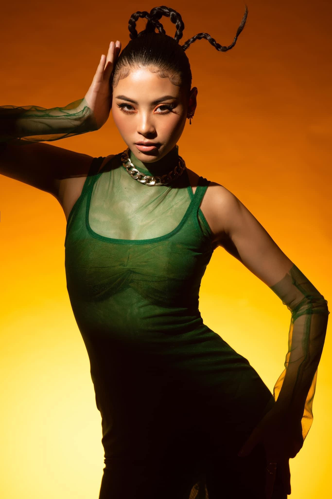 Người đẹp Biển Đào Thị Hà cá tính với phong cách mới lạ. Người đẹp Biển Đào Thị Hà cá tính với phong cách mới lạ.