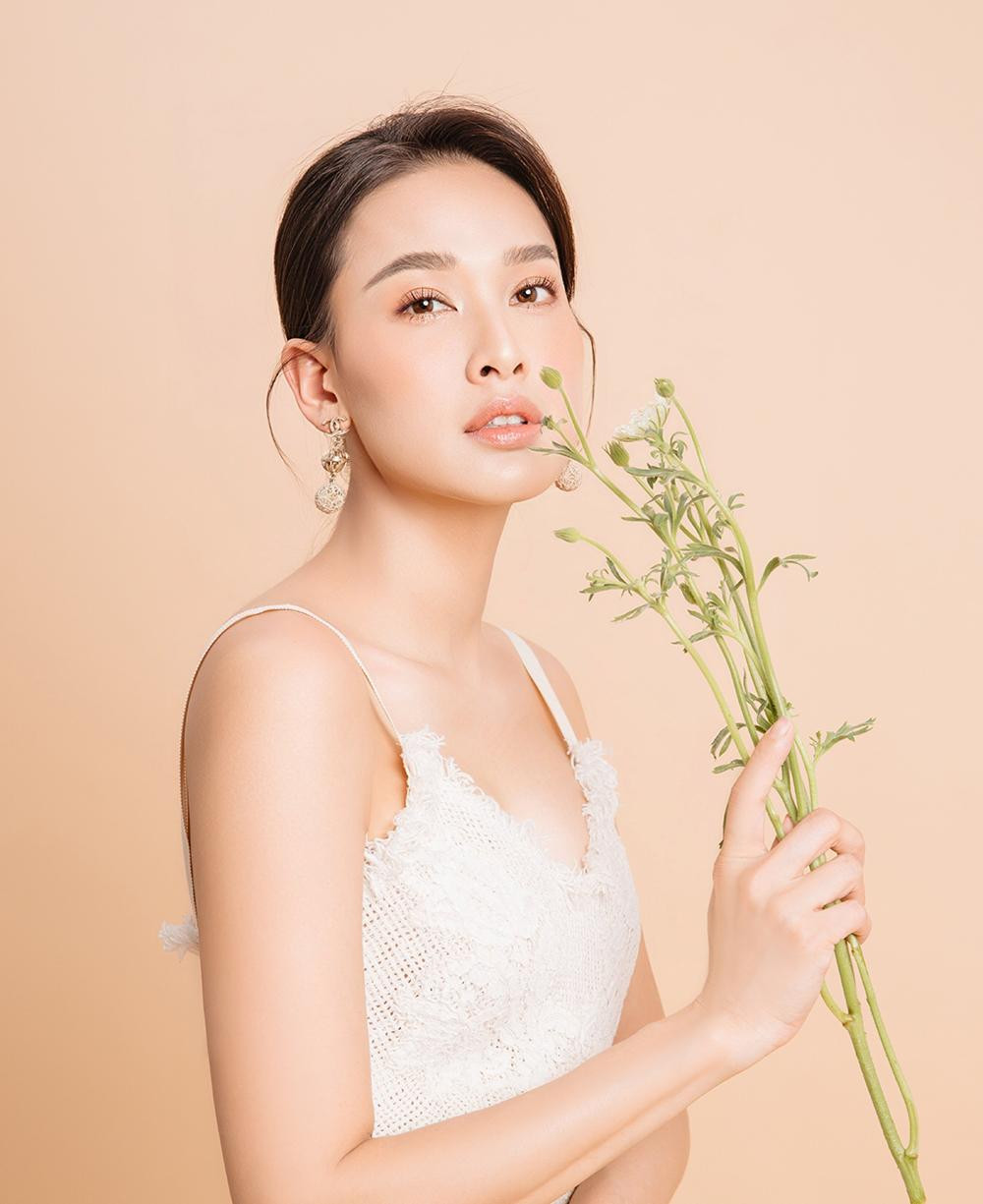 Sau khi đăng quang, Dương Mỹ Linh nổi đình đám với vai trò người mẫu đồng thời xuất hiện trong nhiều bộ phim như Anh và em, Vũ khí sắc đẹp, Người mẫu, Mỹ nhân Sài Thành, Khát vọng xanh...