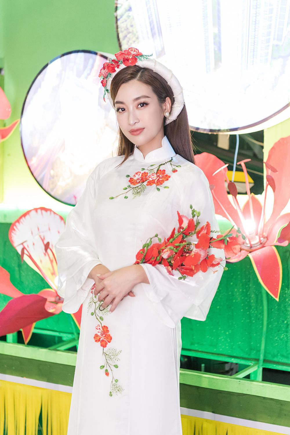 Hoa hậu Đỗ Mỹ Linh khoe nhan sắc xinh đẹp, kiêu sa với áo dài khăn đóng hoạ tiết hoa phượng.