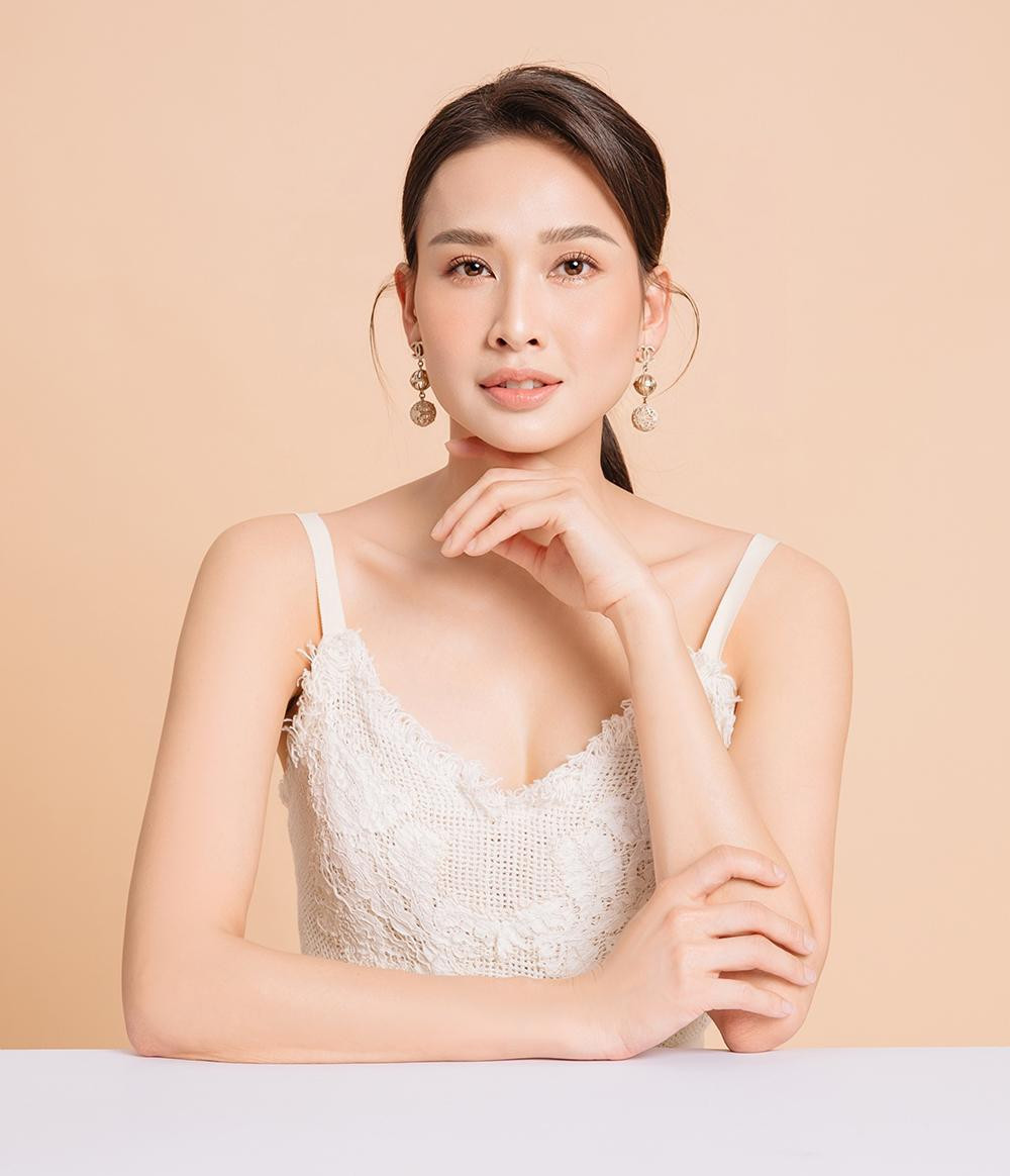 Dương Mỹ Linh sinh năm 1984, đăng quang Hoa hậu phụ nữ Việt Nam qua ảnh 2006.