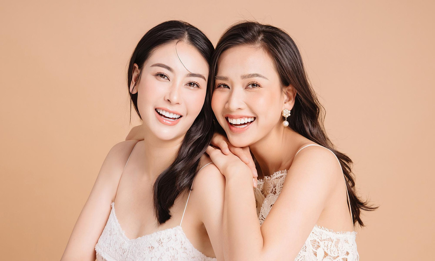 Sinh năm 1976, Hà Kiều Anh lớn hơn đàn em 8 tuổi nhưng khi đọ sắc cô vẫn không hề lép vế. Nhan sắc trẻ trung của HHVN 1992 từ lâu nay vẫn luôn khiến các đàn em ngưỡng mộ.