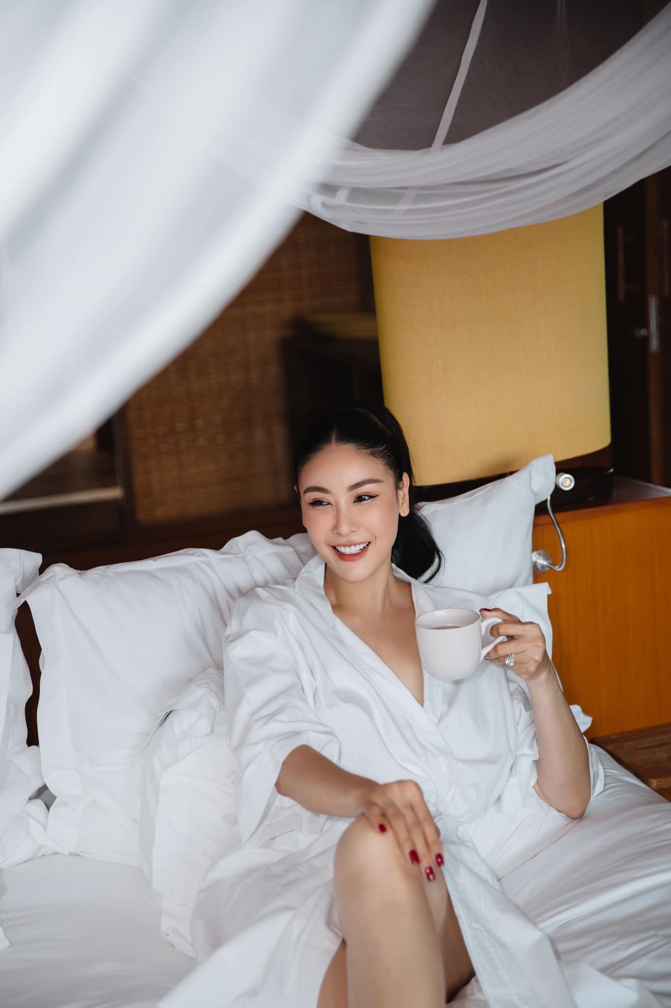 Hoa hậu Hà Kiều Anh khoe nhan sắc trẻ đẹp không tì vết ở tuổi 45.