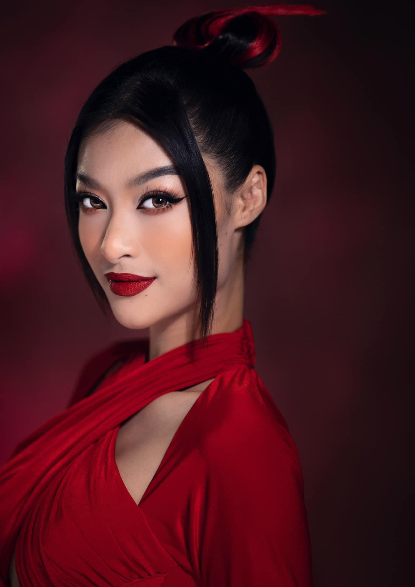 Á hậu Kiều Loan khoe nhan sắc yêu kiều trong sắc đỏ quyến rũ.