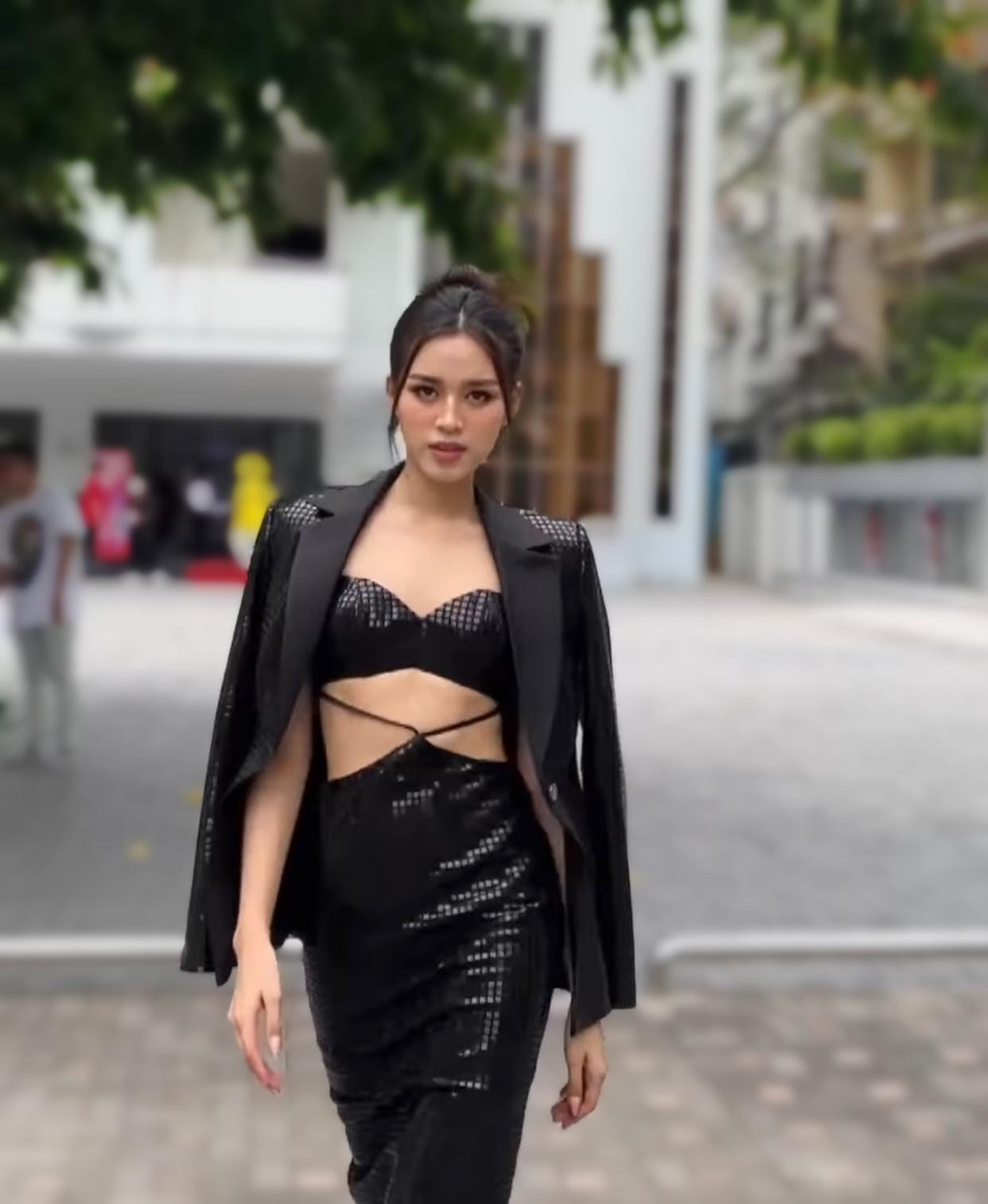 Thiết kế cũng giúp cho HHVN 2020 khoe được vòng eo 'con kiến' quyến rũ không hề kém cạnh Phương Nhi.