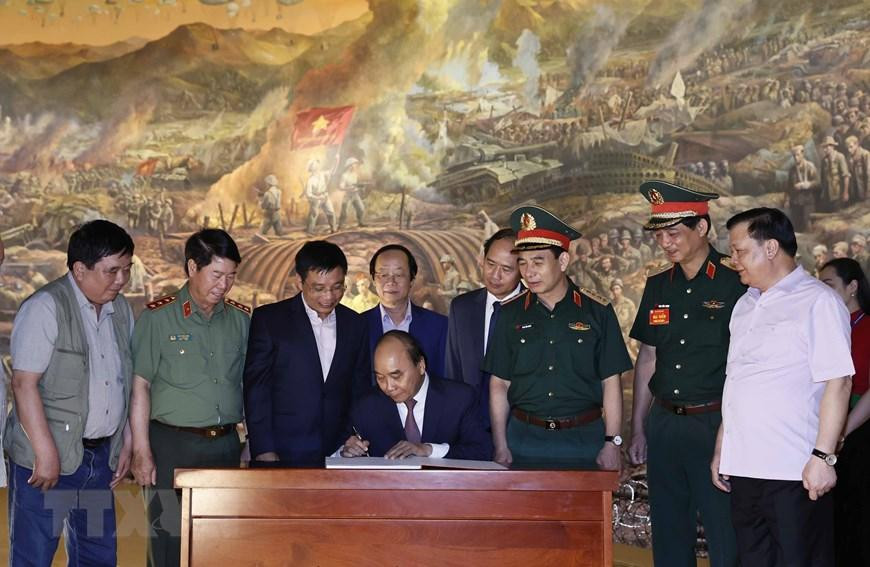 Chủ tịch nước Nguyễn Xuân Phúc ghi lưu bút khi đến thăm Bảo tàng Chiến thắng lịch sử Điện Biên Phủ. (Ảnh: Thống Nhất/TTXVN) Chủ tịch nước Nguyễn Xuân Phúc ghi lưu bút khi đến thăm Bảo tàng Chiến thắng lịch sử Điện Biên Phủ. (Ảnh: Thống Nhất/TTXVN)