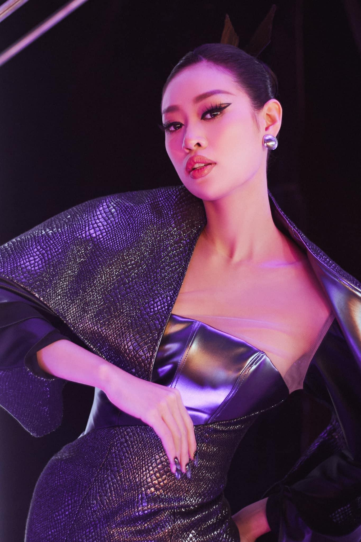 Hoa hậu Khánh Vân khoe vẻ thần thái đầy quyền lực với thiết kế lạ mắt. Hoa hậu Khánh Vân khoe vẻ thần thái đầy quyền lực với thiết kế lạ mắt.