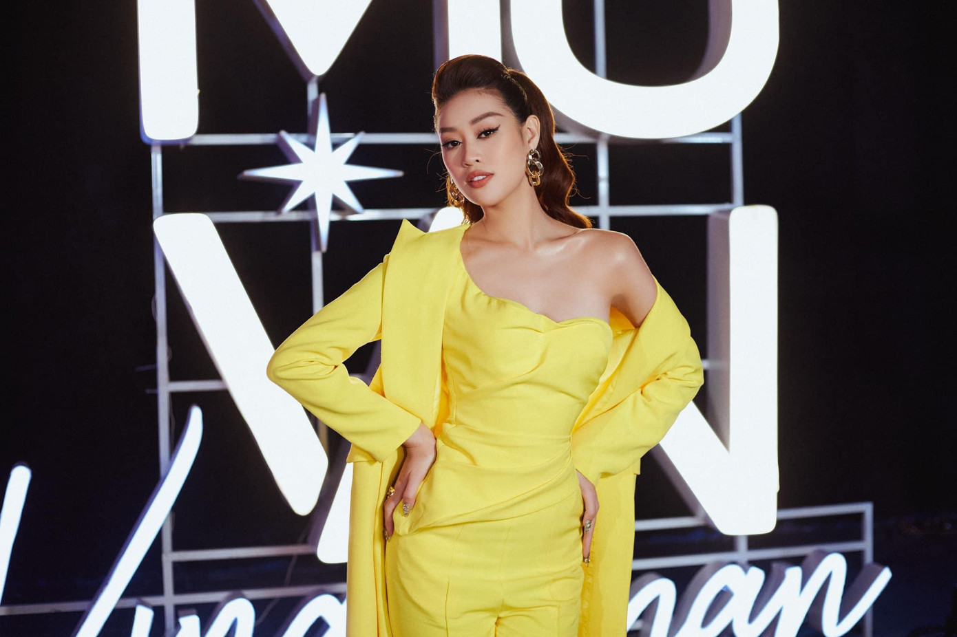 Hoa hậu Khánh Vân nổi bật trong bộ váy tông màu vàng khoe vai trần quyến rũ.