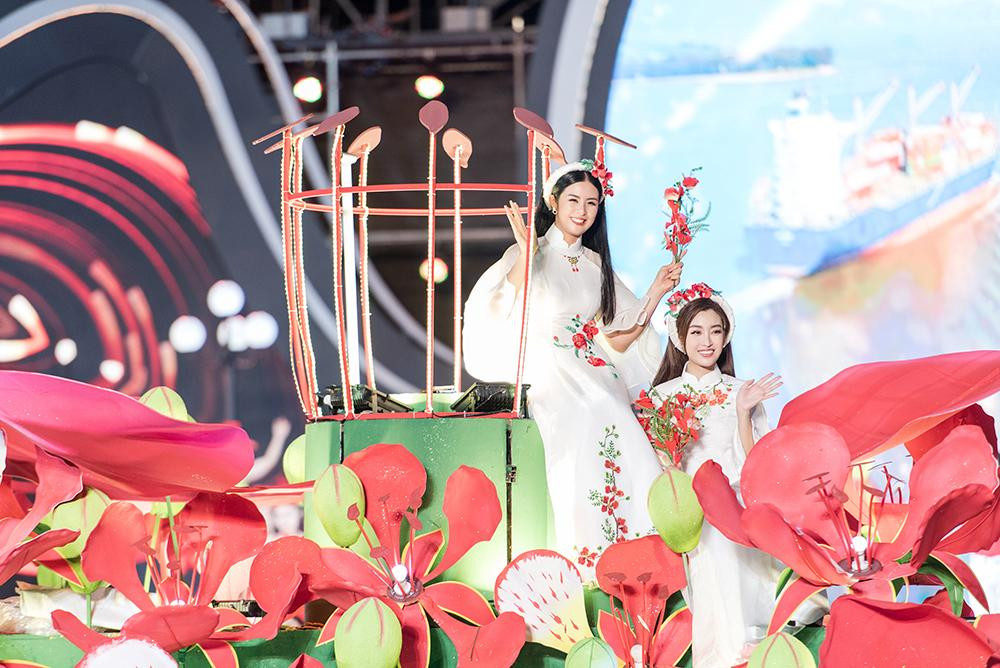 Ngọc Hân và Mỹ Linh có màn xuất hiện ấn tượng trên chiếc kiệu hoa với những bông hoa phượng khổng lồ.