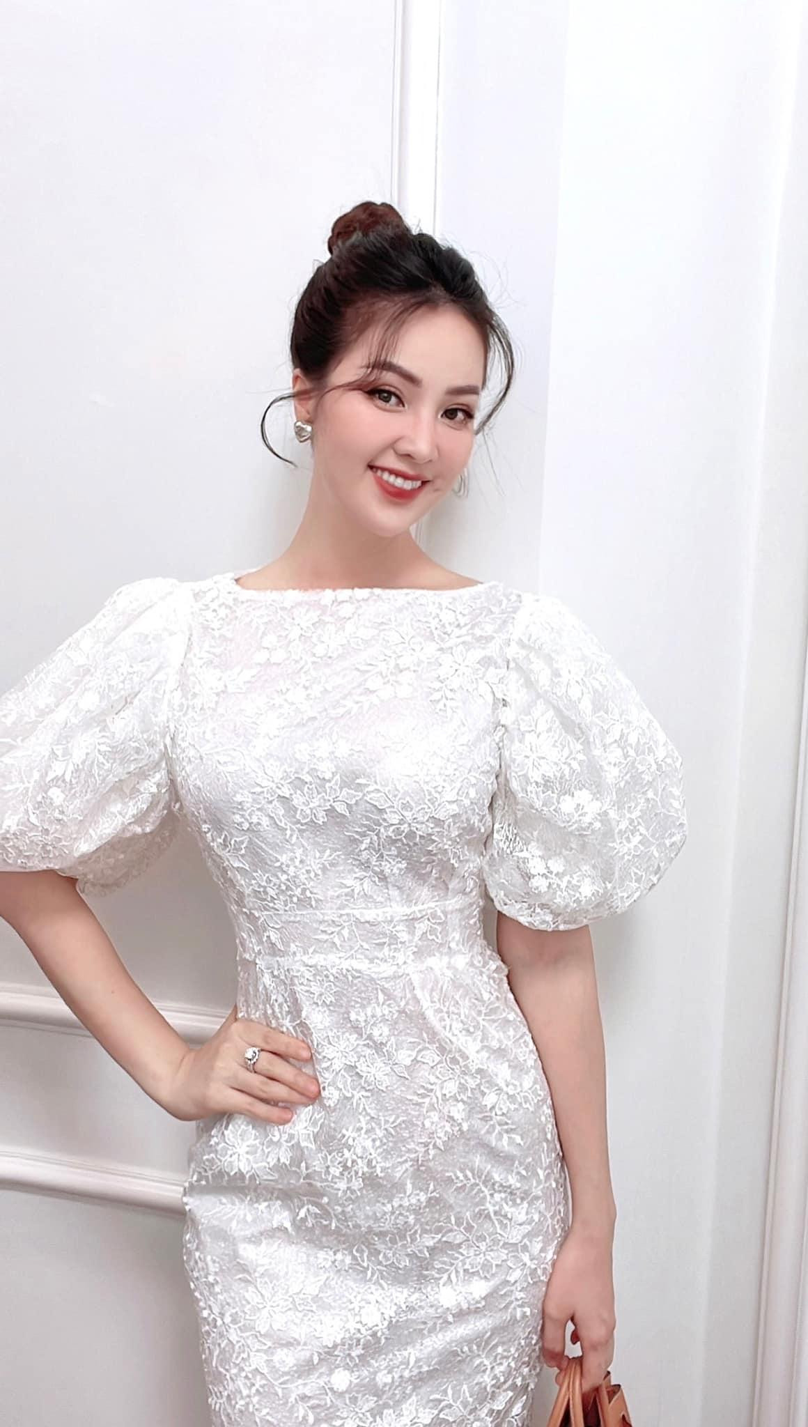 Á hậu Thuỵ Vân thanh lịch và duyên dáng trong bộ váy ren màu trắng tinh khiết.