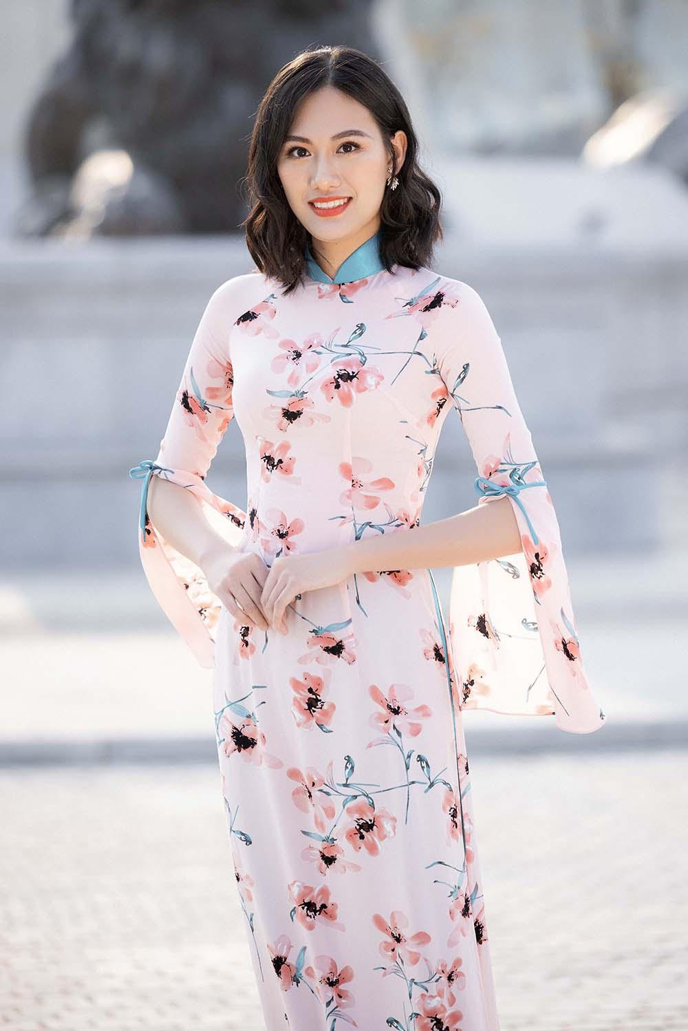 Cô gây ấn tượng với chiều cao và mái tóc ngắn cùng gương mặt có nhiều nét lai đầy sắc sảo, cá tính.